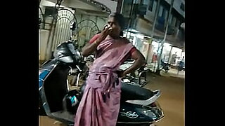 indian aunty remove saree and bath