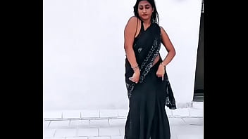 aunty ass back saree removing vedio