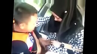 bokep indonesia tante baju merah mainin anak kecil dihotel porn