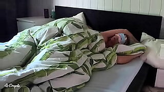 suami tidur istri ngentot sama teman sendiri