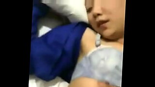 joven recibe su primera mamada