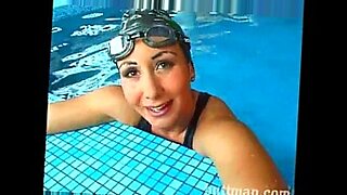 leann shows boobs swimming pool
