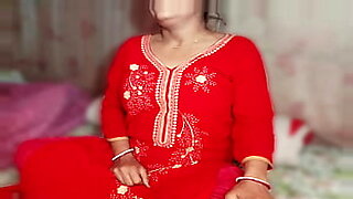 desi indian aunty drinking the cum